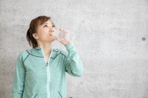 むくみ改善に水を飲む